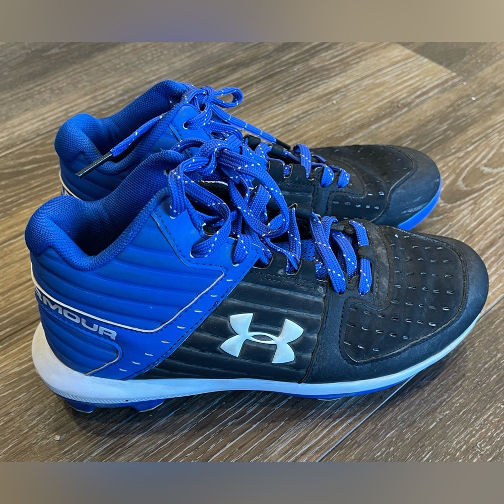 Under Armour molded cleats. Youth size 5Y in royal blue and black.